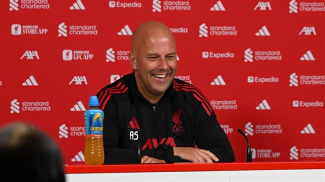 HLV Arne Slot báo tin vui trước trận đại chiến MU