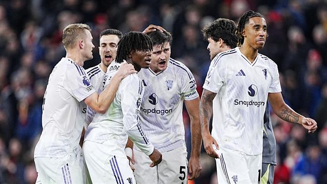 Gary Neville: Man United có thể cán đích trong top 6