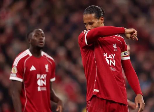 Jamie Carragher chi Liverpool cach ngan Arsenal vo dich Premier League.