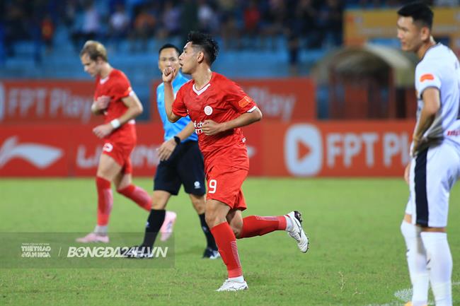 Xuân Tiến nói gì khi vào sân giải cứu Thể Công Viettel?