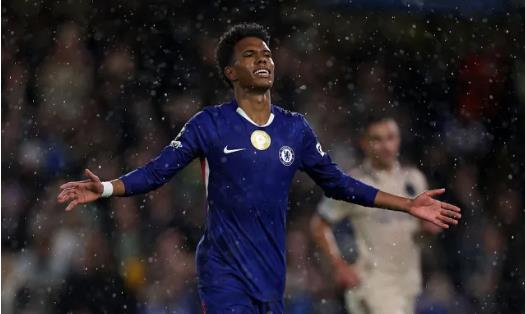 Estevao cảm ơn Enzo Fernandez đã nhường penalty