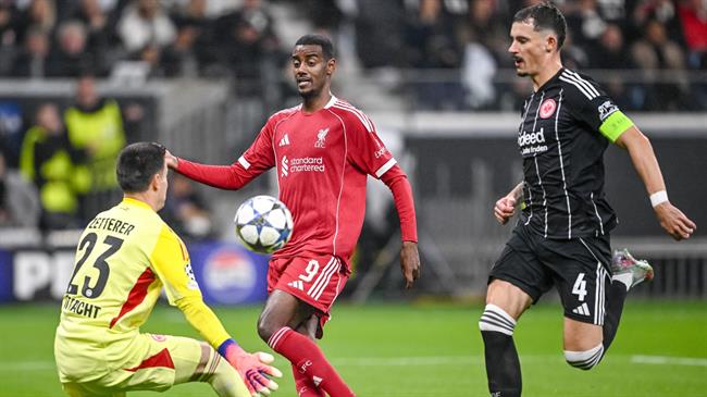 Alexander Isak dính chấn thương ở trận thắng của Liverpool