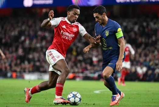 Jurrien Timber đang chơi tốt trong màu áo Arsenal. Jurrien Timber dang choi tot trong mau ao Arsenal.