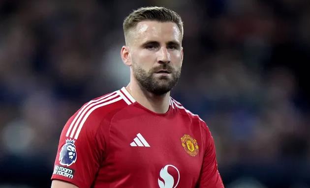 Luke Shaw rời sân ở phút 65 trước Brighton. Luke Shaw roi san o phut 65 truoc Brighton.