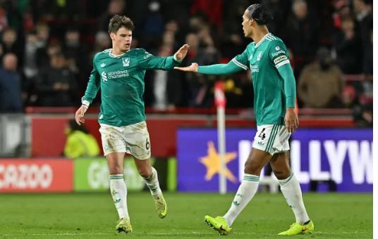 Milos Kerkez và Van Dijk bị chỉ trích sau trận thua Brentford. Milos Kerkez va Van Dijk bi chi trich sau tran thua Brentford.