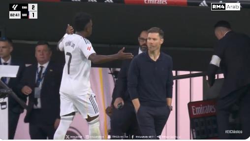 Vinicius Junior tức giận khi bị thay ra trước Barca