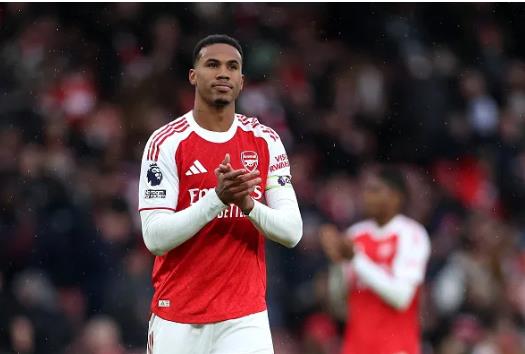 Gabriel Maghalaes đang chơi tốt trong màu áo Arsenal.  Gabriel Maghalaes dang choi tot trong mau ao Arsenal.
