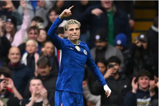 Alejandro Garnacho cập bến Chelsea ở Hè 2025. Alejandro Garnacho cap ben Chelsea o He 2025.