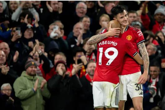 Dimitar Berbatov đưa ra lời khuyên cho Benjamin Sesko. Dimitar Berbatov dua ra loi khuyen cho Benjamin Sesko.