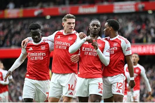 Eberechi Eze đang chơi tốt trong màu áo Arsenal. Eberechi Eze dang choi tot trong mau ao Arsenal.