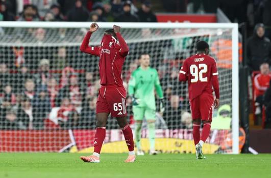 Liverpool để thua 0-3 trên sân nhà trước Crystal Palace.  Liverpool de thua 0-3 tren san nha truoc Crystal Palace.