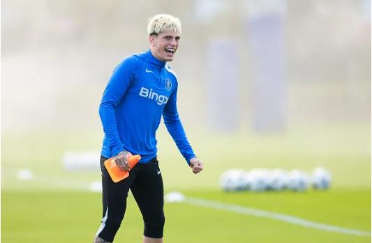 Garnacho chuyển đến Chelsea từ MU ở Hè 2025. Garnacho chuyen den Chelsea tu MU o He 2025.