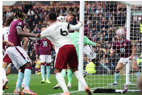 Vì sao Viktor Gyokeres rời sân sớm trước Burnley?