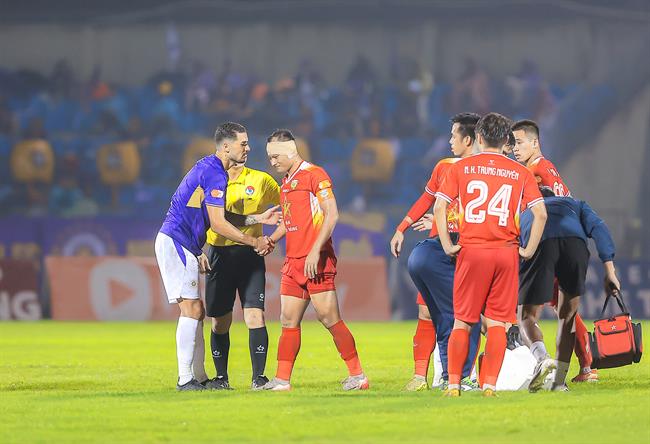 Trọng Hoàng suýt bị rách tai sau va chạm với Đỗ Hoàng Hên