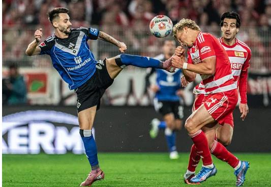 Fabio Vieira nhan 2 the do chi trong 3 tran gan nhat.