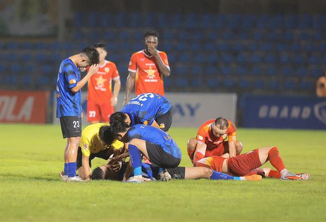 Trọng tài ngăn cầu thủ HAGL cắn lưỡi