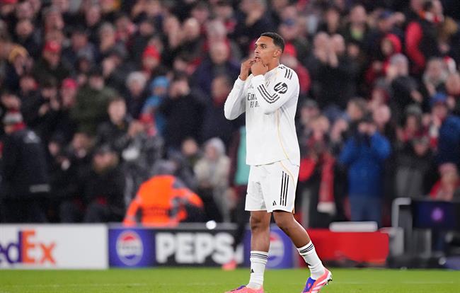 Roy Keane chỉ trích cách CĐV Liverpool la ó Alexander Arnold