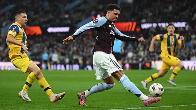 Jadon Sancho gây thất vọng khi đá chính cho Aston Villa