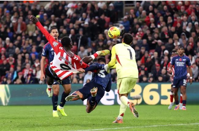 Arsenal mat diem truoc Sunderland boi sai lam cua David Raya.