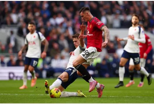 Dimitar Berbatov chất vấn Ruben Amorim về quyết định sử dụng Benjamin Sesko