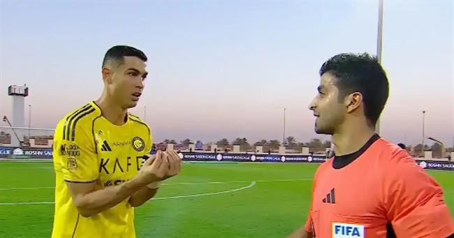 Ronaldo bị camera ghi trọn khoảnh khắc mỉa mai trọng tài