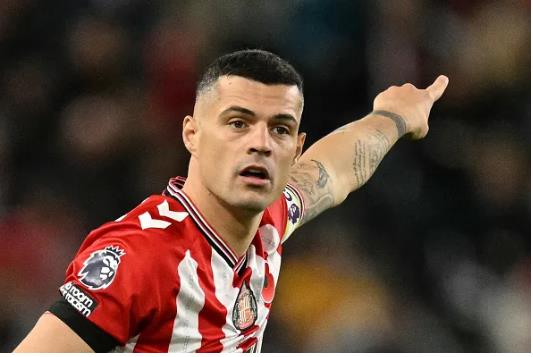  Granit Xhaka dang choi tot trong mau ao Sunderland.