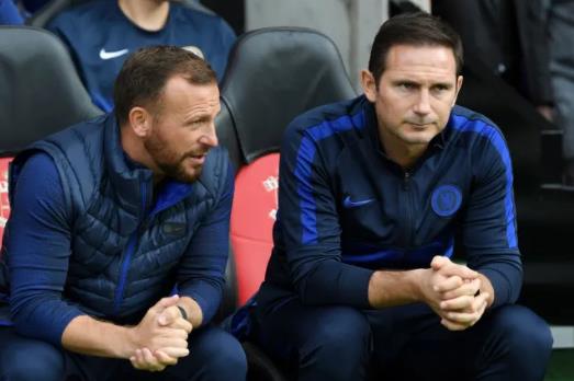 Jody Morris là trợ lý của Frank Lampard trong nhiệm kỳ đầu tiên của ông tại Chelsea. Jody Morris la tro ly cua Frank Lampard trong nhiem ky dau tien cua ong tai Chelsea.