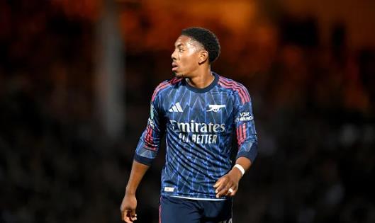 Myles Lewis-Skelly se da chinh neu cap ben Liverpool.