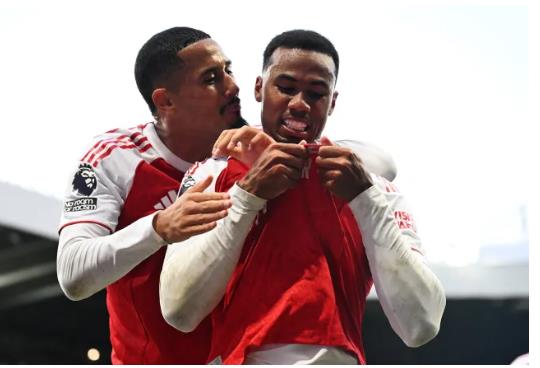 Hàng thủ Arsenal chơi chắc chắn ở mùa giải năm nay. Hang thu Arsenal choi chac chan o mua giai nam nay.