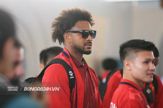 Xuân Son đeo kính cực ngầu, thu hút ánh nhìn tại sân bay