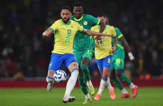 Pape Matar Sarr rời sân sớm trong trận đấu với Brazil. Pape Matar Sarr roi san som trong tran dau voi Brazil.