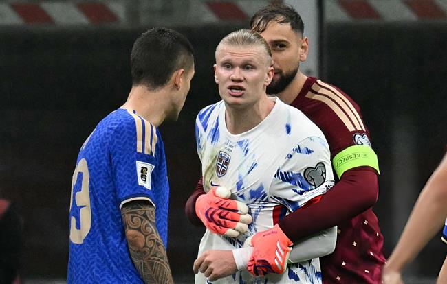 Erling Haaland ghi cú đúp sau khi bị đối thủ...bóp mông