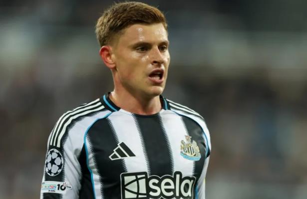 Harvey Barnes can nhac khoac ao tuyen Scotland.