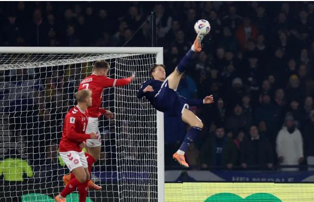 Scott McTominay moc bong va luoi dan Mach.