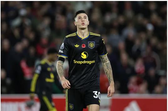 Benjamin Sesko khong ra san truoc Everton vi chan thuong.