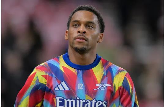 Jurrien Timber là một trong những cầu thủ xuất sắc nhất Ngoại hạng Anh mùa này. Jurrien Timber la mot trong nhung cau thu xuat sac nhat Ngoai hang Anh mua nay.