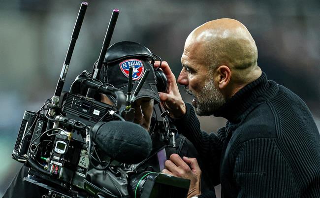 Pep Guardiola nổi nóng, va chạm với quay phim sau trận thua Newcastle