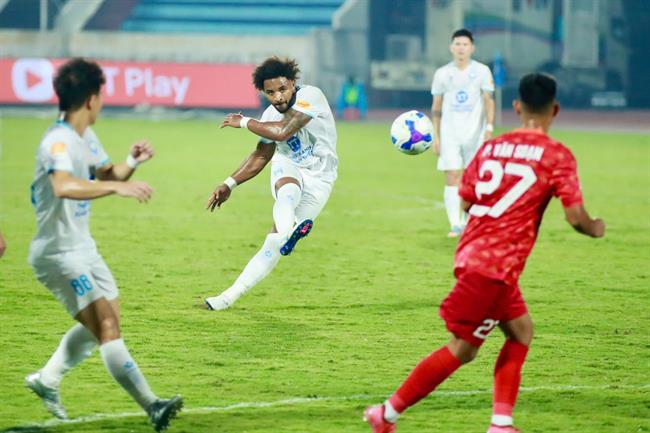 Tân HLV Nam Định chia sẻ lý do Xuân Son đá 90 phút trước Long An