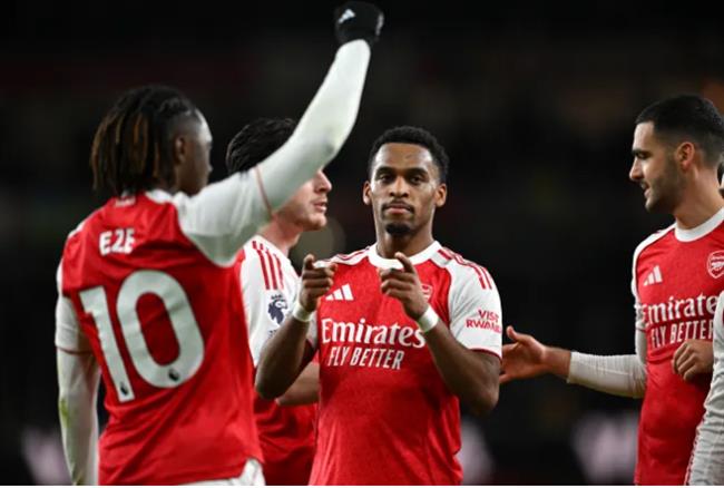 Jurrien Timber dang choi tot trong mau ao Arsenal.