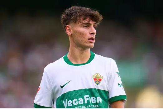 Arsenal dang quan tam Rodrigo Mendoza cua Elche.