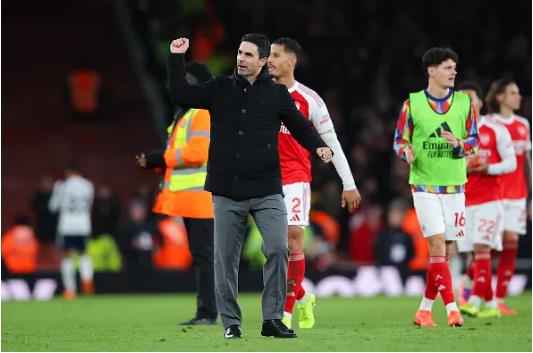 Arsenal dang dan dau o Ngoai hang Anh mua nay.