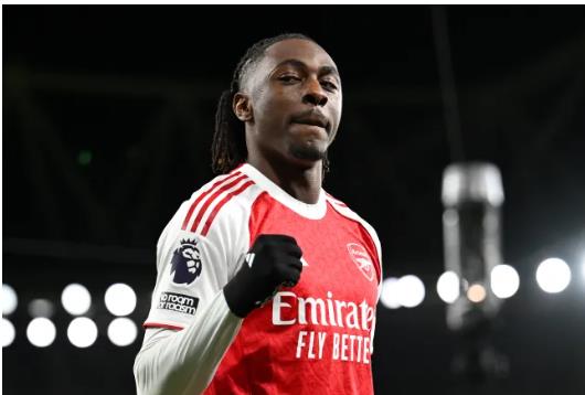 Theo Walcott lo lắng cho Martin Odegaard sau cú hat-trick của Eze. Theo Walcott lo lang cho Martin Odegaard sau cu hat-trick cua Eze.