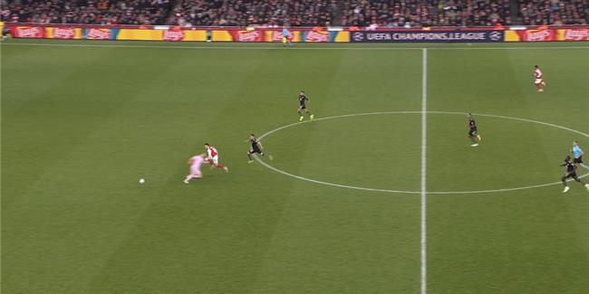 Manuel Neuer mắc sai lầm ở bàn thắng thứ 3 của Arsenal. Manuel Neuer mac sai lam o ban thang thu 3 cua Arsenal.