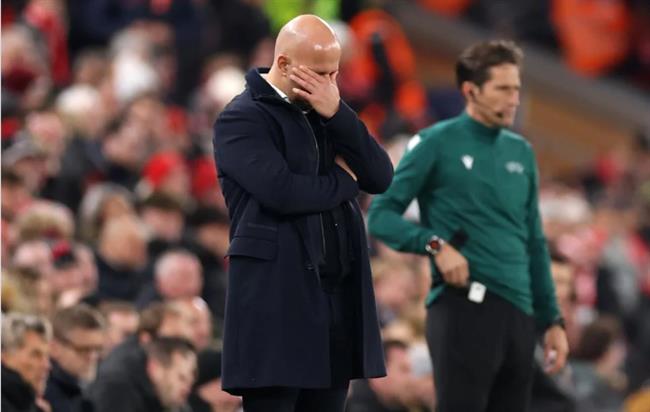 HLV Arne Slot that vong khi Liverpool thua 1-4 truoc PSV.