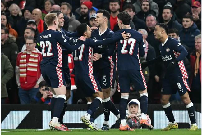 PSV danh bai Liverpool 4-1 ngay tai Anfield.