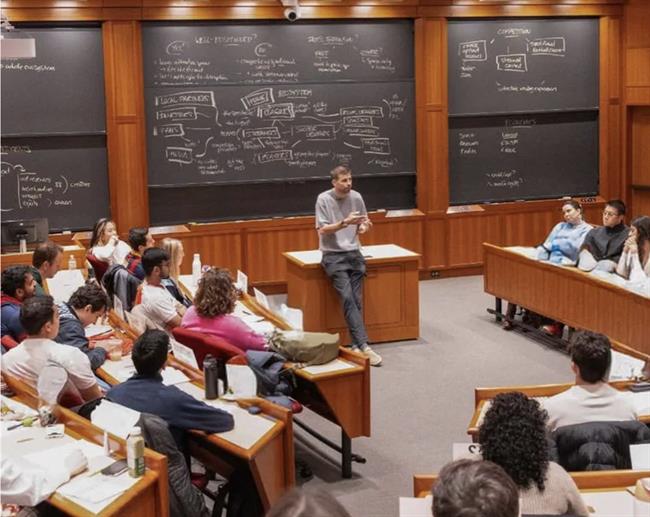 Gerard Pique bất ngờ đứng lớp tại Đại học Harvard 1