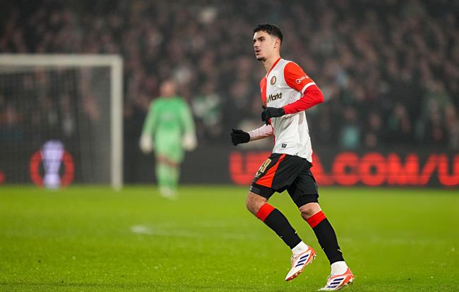 Con trai Robin van Persie ra mắt sân chơi Europa League 1