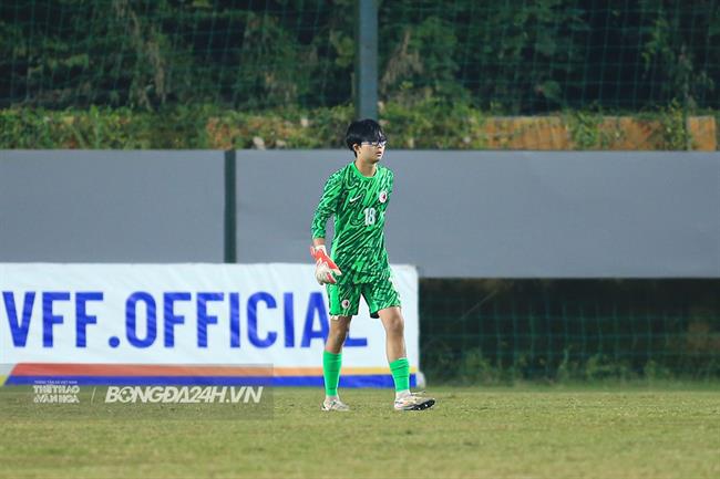 Cầu thủ đeo kính thi đấu tại giải U17 châu Á