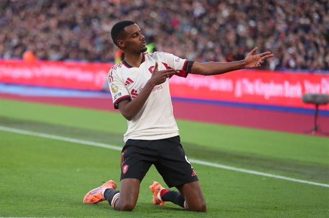 Ơn giời, Isak đã ghi bàn!