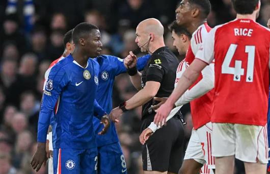 Chlsea vua hoa 1-1 voi Arsenal trong the thieu nguoi.